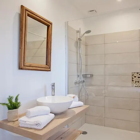 Palmier De 3 Piscine Commune Chauffee קאלבי